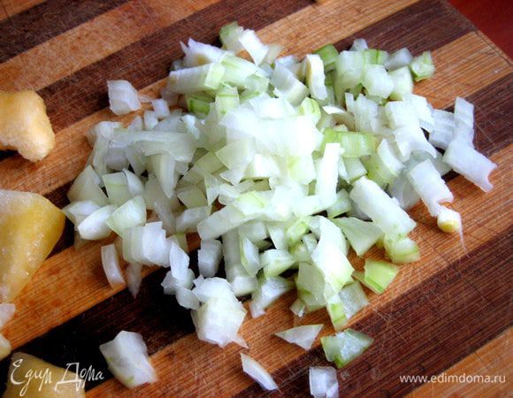 В это время луковицу измельчаем.