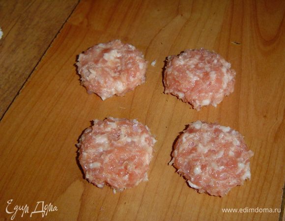 К фаршу добавить лук и чеснок в порошке, посолить, вымешать и сформировать плоские котлетки, диаметр которых должен соответствовать диаметру подготовленных помидоров.