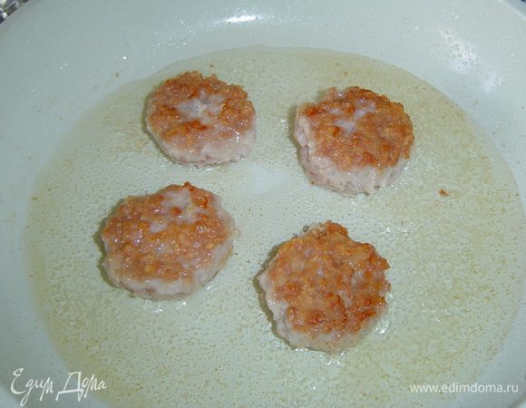 В сковороде разогреваем растительное масло и обжариваем котлеты с двух сторон до румяной корочки, а затем выкладываем на тарелку.