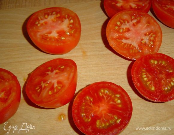 Помидоры моем, обсушиваем и разрезаем поперек на две части.