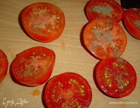 Каждую половинку помидора посыпаем смесью итальянских трав и приправой для помидоров (в нее входят различные пряные травы и соль).