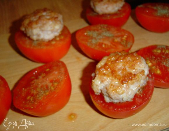 На нижнюю часть помидора кладем котлету,