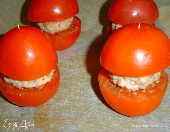 сверху накрываем верхней частью помидора и скрепляем конструкцию зубочисткой, воткнув ее в центр.