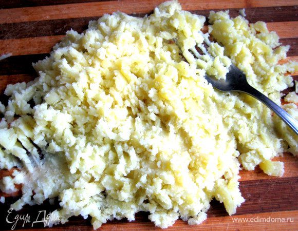 Разминаем картофель вилкой в пюре.
