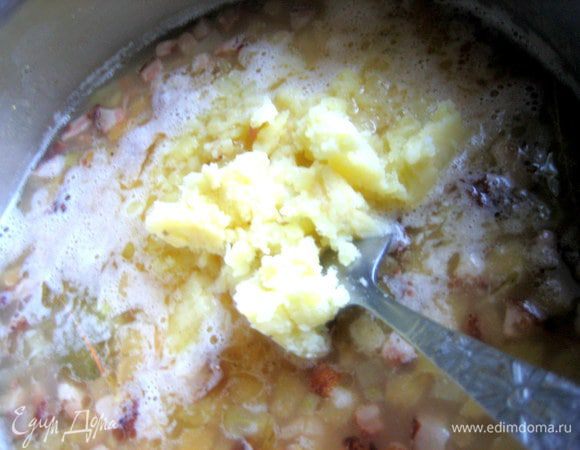 Отправляем пюре в суп и довариваем до готовности гороха минут 15-20.