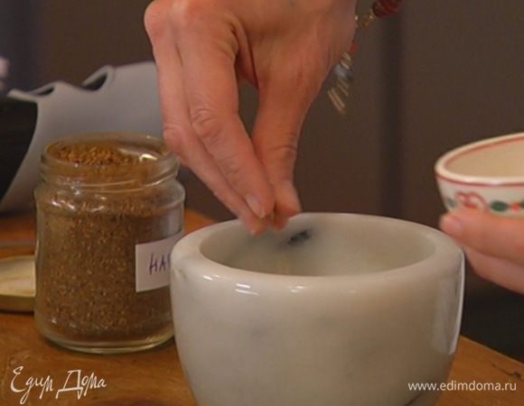 Семена фенхеля растереть в ступке, добавить соль, смесь харисса, влить оливковое масло и все перемешать.