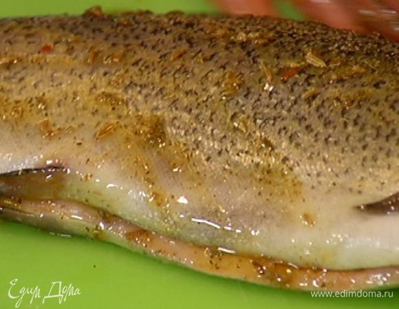 Форель натереть полученной пряной смесью и оставить мариноваться.