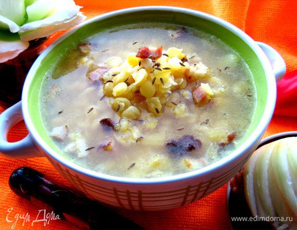 Разливаем по порциям сытный супчик с ароматом копчёностей...