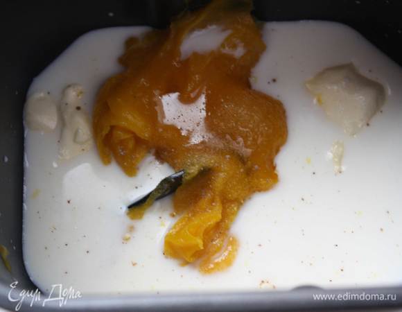 Все ингредиенты для теста смешать и замесить гладкое и эластичное тесто вручную, в комбайне или в хлебопечке (как я).