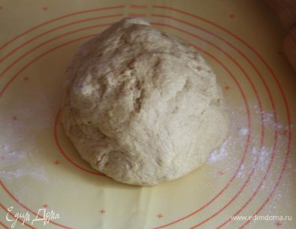 Скатать из теста шар и поместить его в смазанную маслом миску. Накрыть влажным полотенцем и дать постоять в теплом месте около часа или пока тесто не увеличиться в два раза. Оно такое воздушное!!!!