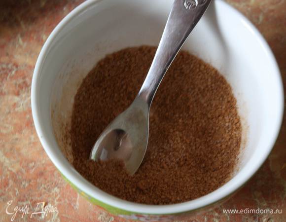 Для начинки смешать сахар со специями. А можно сразу и масло туда добавить.