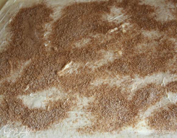 Аккуратно смазать тесто сливочным маслом и равномерно посыпать ароматным сахаром. 