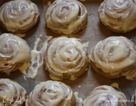 Пока пекутся булочки сделаем глазурь. В миске смешать сыр, сахарную пудру и мягкое масло с помощью венчика. Постепенно добавить молоко до нужной консистенции.Мне хватило 3 ложек. Сладость тоже регулируйте по вкусу.
Готовым булочкам дать остыть 5 минут и хорошенько покрыть их глазурью. Мне активно помогала доченька, это видно по фото))) а с каким удовольствием она их лопала!!