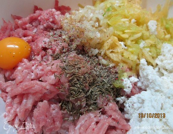 Лук и чеснок почистите, нарежьте и обжарьте. Дайте остыть. Хлеб освободите от корки, замочите в небольшом количестве молока. Оба вида мяса нарежьте на кубики, пропустите через мясорубку. В фарш добавьте лук и чеснок, желток, зиру, отжатый хлеб. Тыкву натрите на крупной терке, отправьте в фарш.