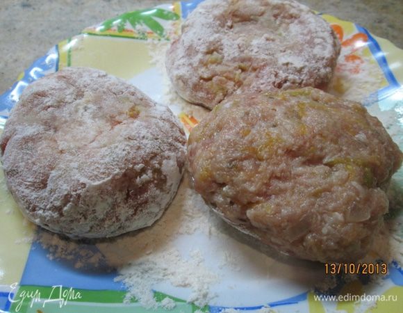 Просейте муку, сформируйте котлеты, обваляйте их в муке.