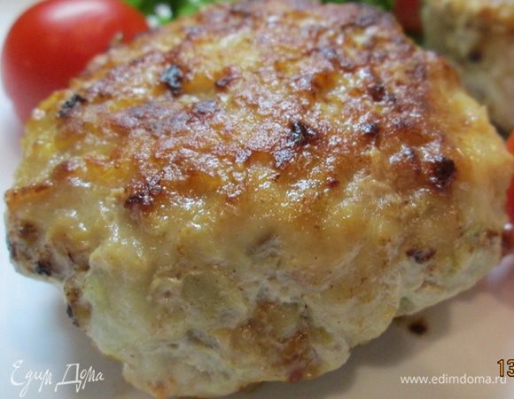 Жарьте на масле сначала без крышки по 4 минуты с каждой стороны, затем под крышкой на слабом огне 7 минут. Пышные вкусные котлетки готовы! Приятного аппетита!