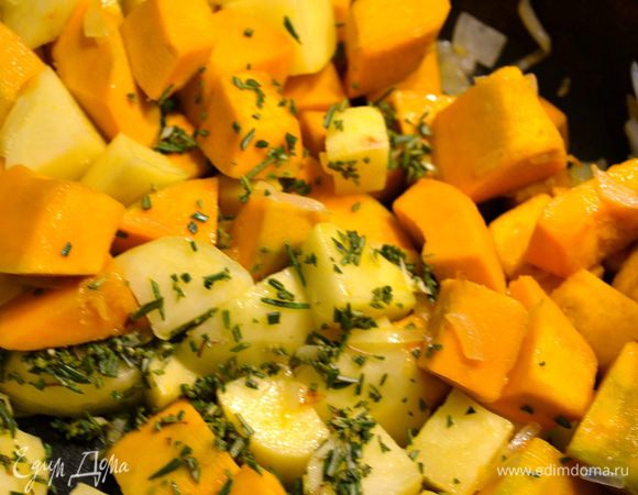 Тем временем мелко изрубить розмарин и добавить его к овощам.