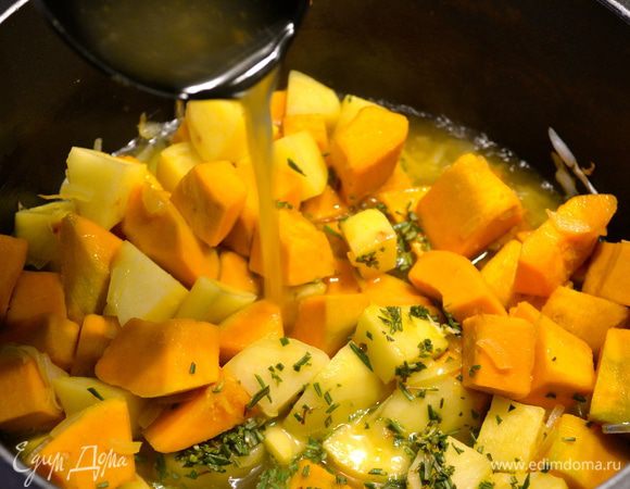 Залить овощи горячим (!) овощным бульоном. Накрыть крышкой и дать супу повариться до готовности овощей (у меня ушло около 20 минут)