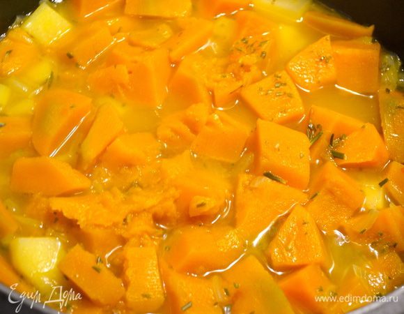 Готовый суп снять с огня. Дать совсем немного постоять, а затем переложить овощи в блендер и взбить до однородного состояния. 
