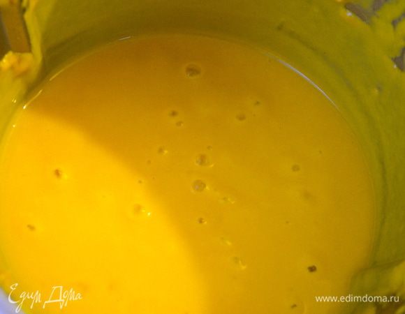 Я предпочитаю более густую консистенцию таких супов-пюре, поэтому овощи в блендер перекладываю с помощью шумовки, а в последствии, в случае необходимости добавляю немного жидкости до достижения супом желаемой консистенции.