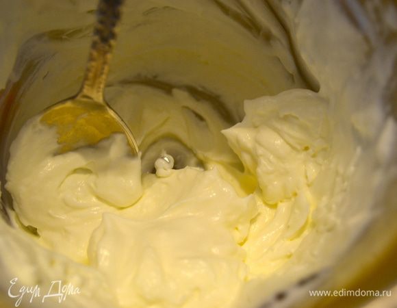 Теперь приготовим сырную "пенку" для нашего тыквенного капучино! ))) Для этого взбиваем вместе мягкий сыр со сливками до пышного состояния. (хочу еще раз повториться, что в сочетании с самим супом этот ингредиент просто "заиграл"!)