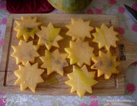 Каждый кружок с краю вырезать зубчиками. В центре сделать углубление, сбрызнуть оливковым маслом, присыпать солью и перцем. 
