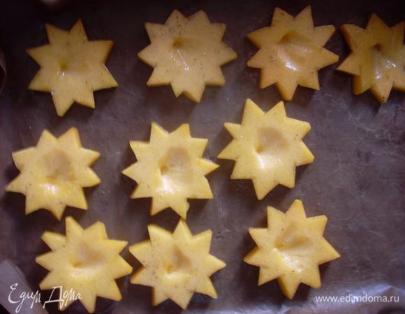 Противень застелить тефлоновым листом или смазать немного маслом, выложить на него тыкву. 