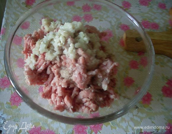 Рис отварить в подсоленной воде до полуготовности. Мясо смолоть с луком на мясорубке, добавить остывший рис, соль, немного перца, воды (фарша готовлю больше, из оставшегося делаю фрикадельки и замораживаю их - потом очень быстро можно приготовить суп с фрикадельками, они очень выручают).
