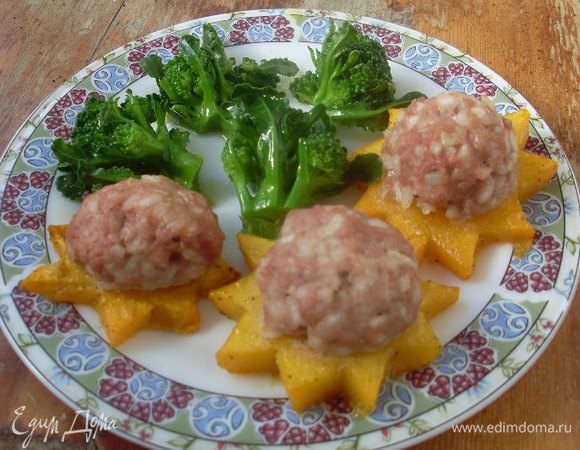 Слепить небольшие фрикадельки, выложить их на солнышки из тыквы и запечь в разогретой до 180-200 градусов духовке около 20 минут - до готовности фрикаделек. 
Подавать с зеленым салатом или отваренной на пару брокколи (сейчас как раз последний урожай собрали).