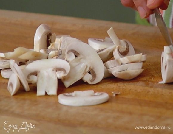 Грибы нарезать пластинками.