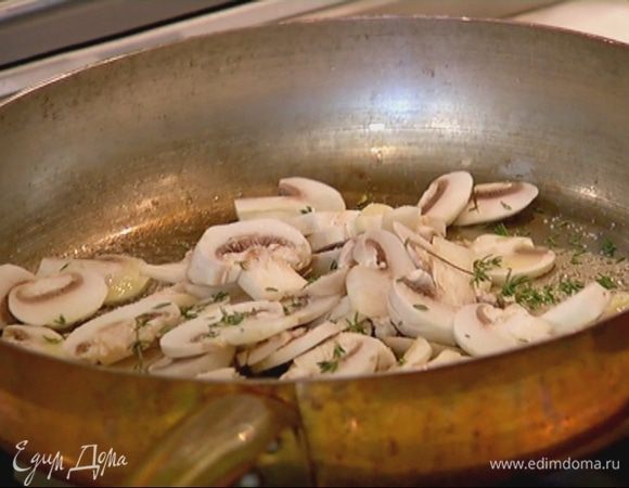 Разогреть в сковороде оливковое масло, выложить грибы, посолить, поперчить, посыпать листьями тимьяна, перемешать и обжаривать 3–4 минуты.