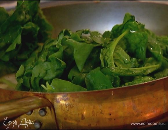 Листья шпината добавить в сковороду к грибам и немного прогреть.