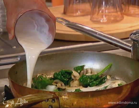 Влить сливки, все перемешать и довести до кипения. 