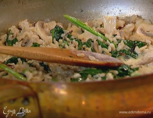 Выложить к грибам отваренный рис, перемешать и снять сковороду с огня.