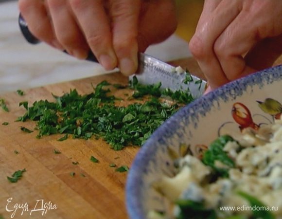 Петрушку мелко порубить.