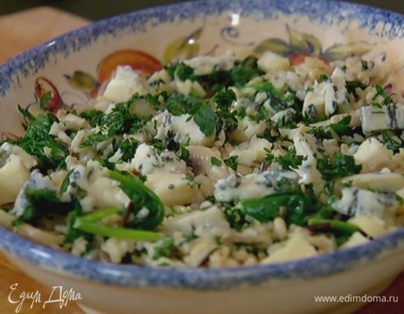 Выложить рис на тарелку, сверху разложить кусочки сыра и посыпать петрушкой.