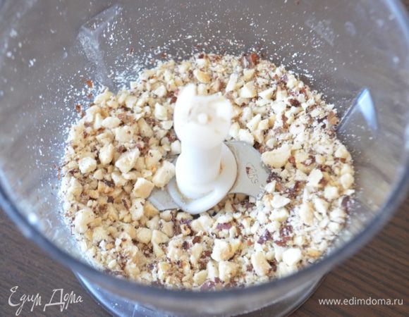 Орехи нарубить блендером.
