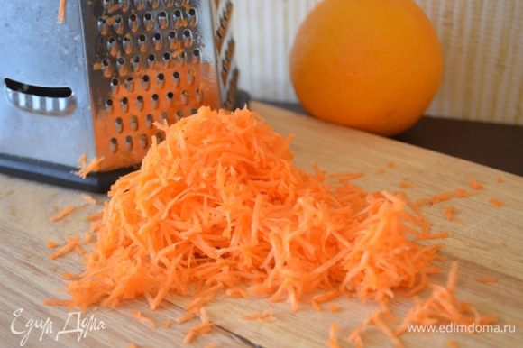 Морковь натереть на мелкой терке.