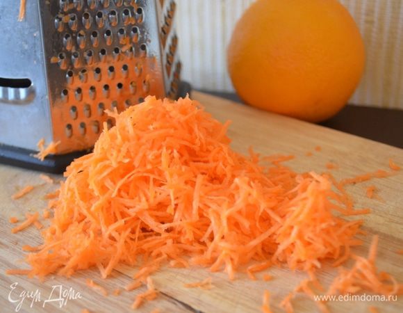 Морковь натереть на мелкой терке.
