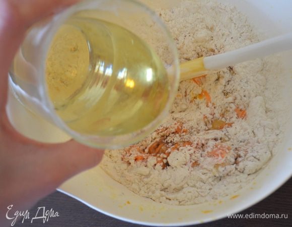 Влить масло и аккуратно перемешать

