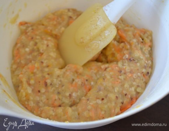 Тесто выложить в форму для кекса/хлеба, застеленную пергаментом или смазанную растительным маслом.
