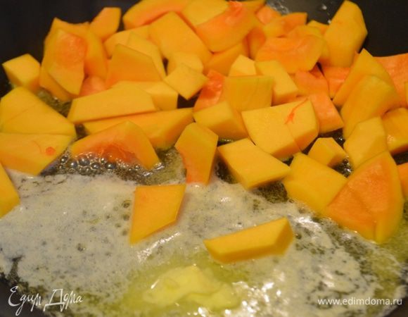 Пока кекс печется, делаем соус: растопить масло, выложить туда тыкву, нарезанную на кубики.
