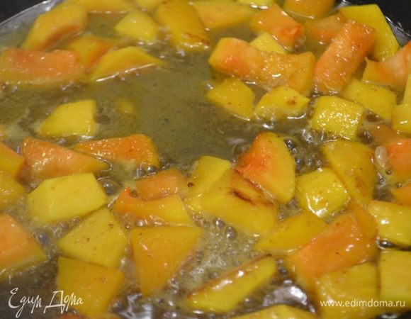 Выжать сок апельсина и 1/2 лимона, добавить коричневый сахар и томить на среднем огне примерно 15 минут. Всыпать орехи и перемешать. 
