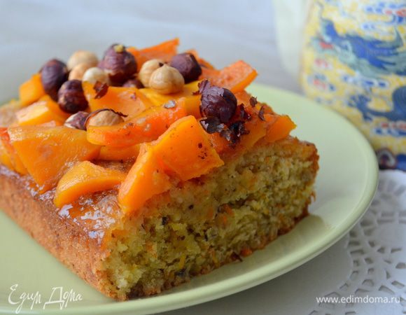 Достаем кекс, выливаем на него соус, распределяем тыкву и орехи ровным слоем и выпекаем еще примерно 20 минут. 