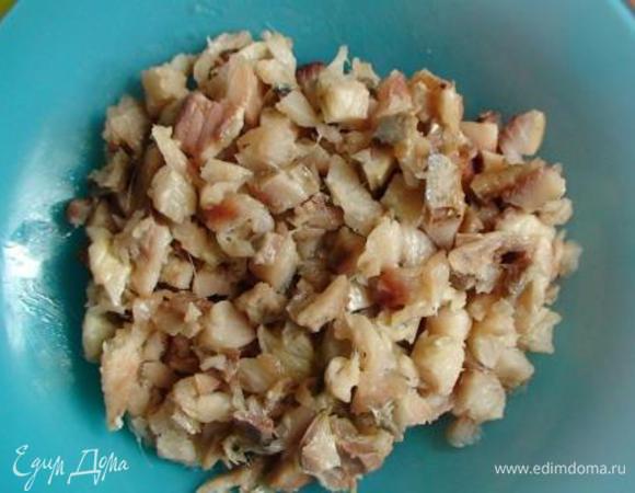 Сельдь очистить от кожи и костей и мелко порубить.
