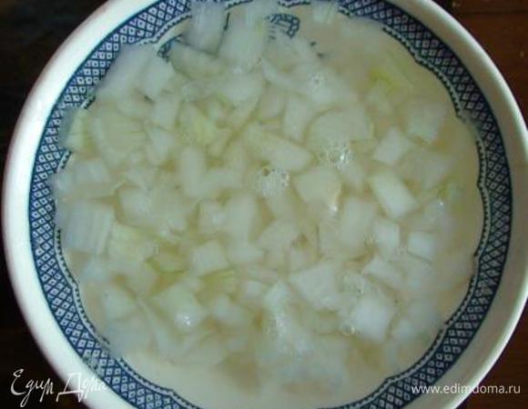 Почистить и мелко порезать репчатый лук (по желанию – залить кипятком). Через 15 мин. воду слить.