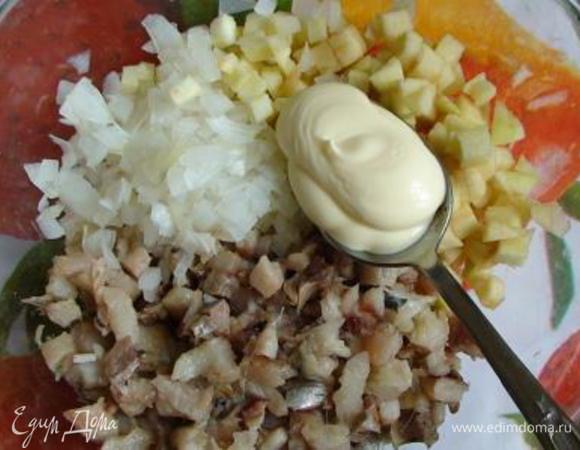 Смешать сельдь с яблоком и луком, добавить майонез перемешать.