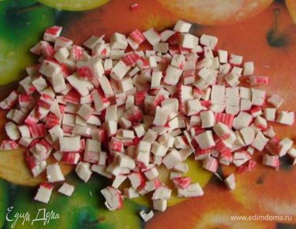 Крабовые палочки мелко порубить.