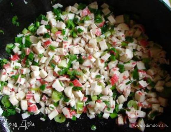 Крабовые палочки обжарить на сливочном масле в течение нескольких минут. Добавить зеленый лук, обжарить и снять с огня.