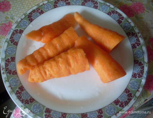 Морковку помыть и почистить. 